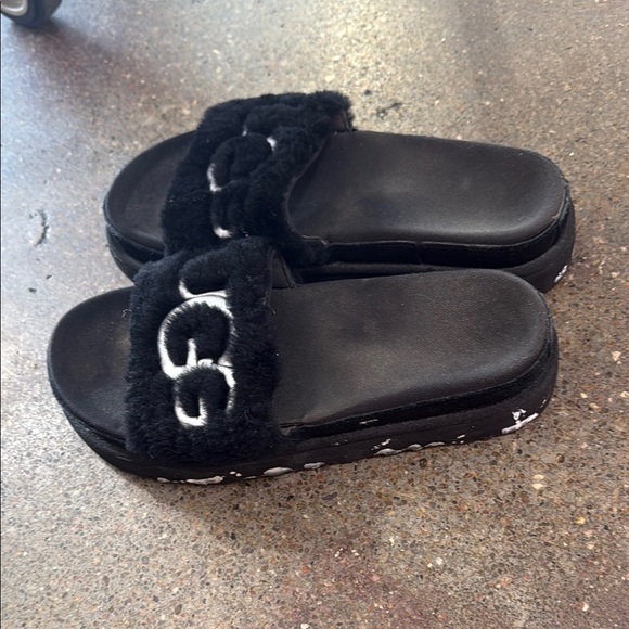UGG Black Fuzzy Logo Slides - Picture 7 of 7